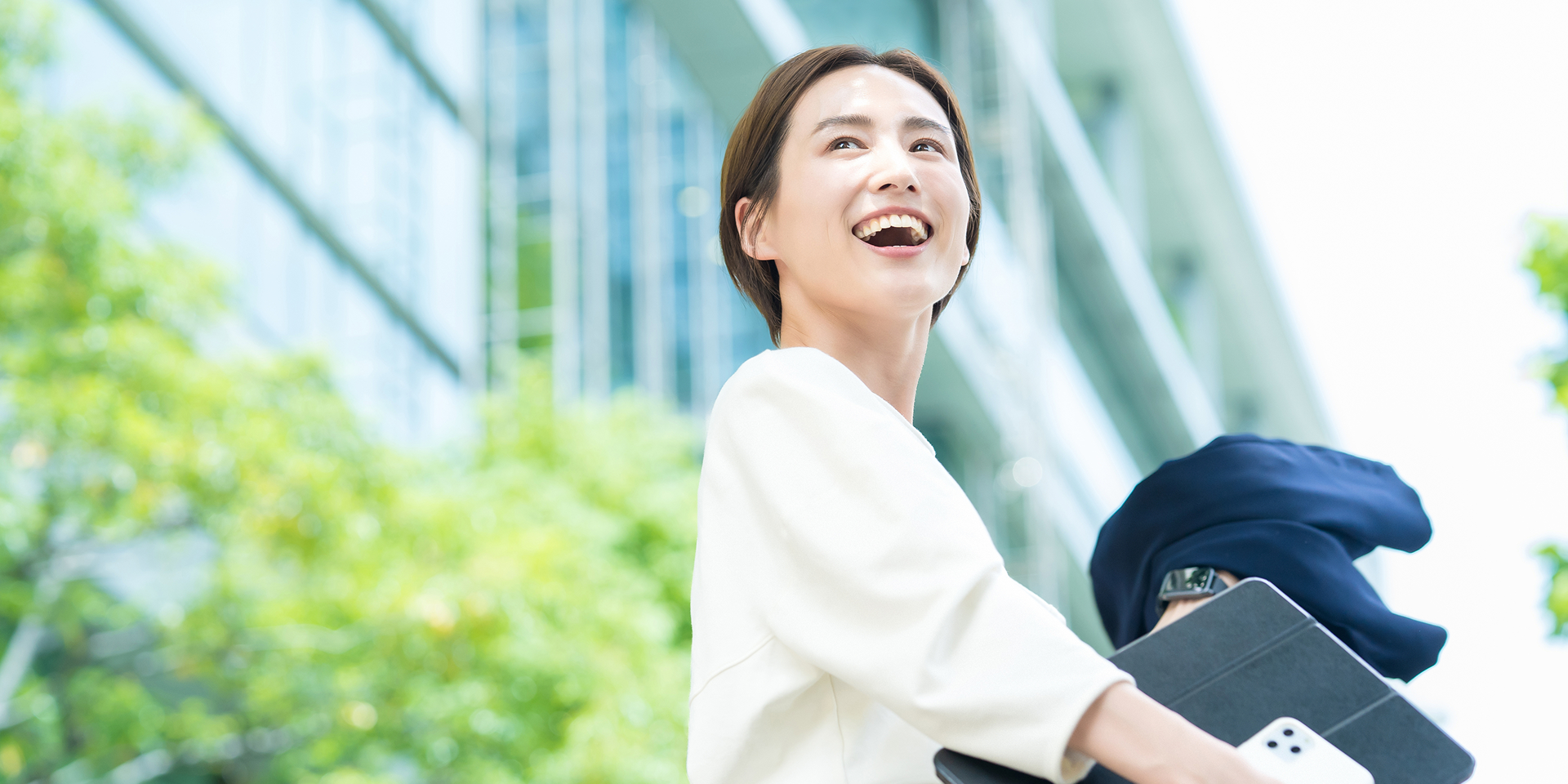 笑顔で横を向く女性