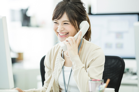 電話をかける女性