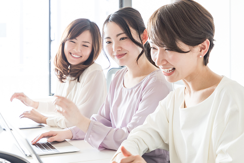 会話をしながら仕事をする女性達